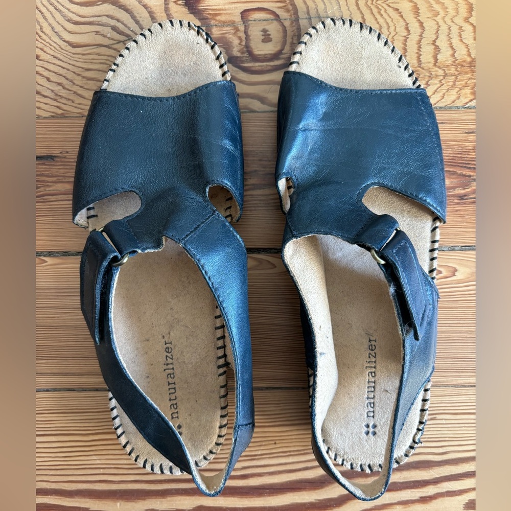 Women’s Naturalizer Scout Leather low heel sandals Navy Size 7